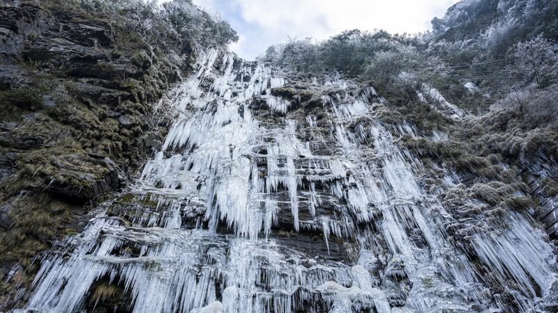 Frozen_Magic__Mesmerizing_Ice_Columns_Form_on_Guizhou_s_Diaoshuiyan_Waterfall - News for amigos, by amigos Frozen_Magic__Mesmerizing_Ice_Columns_Form_on_Guizhou_s_Diaoshuiyan_Waterfall