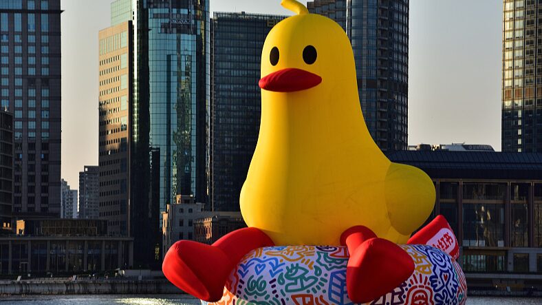 Giant_Rubber_Duck_Splashes_into_Shanghai__A_Quirky_Twist_to_Summer_Fun_ - News for amigos, by amigos Giant_Rubber_Duck_Splashes_into_Shanghai__A_Quirky_Twist_to_Summer_Fun_