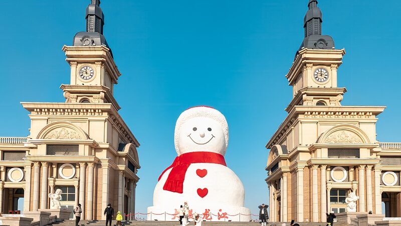 Giant_Snowman_Returns__Harbin_s_Winter_Wonderland_Lights_Up_the_Night_poster - News for amigos, by amigos Giant_Snowman_Returns__Harbin_s_Winter_Wonderland_Lights_Up_the_Night video poster