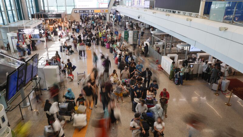 Global_IT_Outage_Causes_Airport_Chaos_Worldwide_poster - News for amigos, by amigos ___Global_IT_Outage_Causes_Airport_Chaos_Worldwide video poster