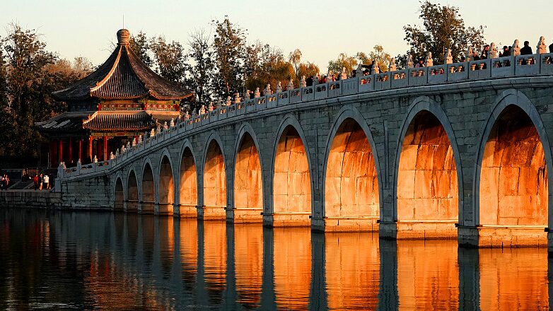 Golden_Twilight_Illuminates_Beijing_s_Seventeen_Arch_Bridge__ - News for amigos, by amigos Golden_Twilight_Illuminates_Beijing_s_Seventeen_Arch_Bridge__