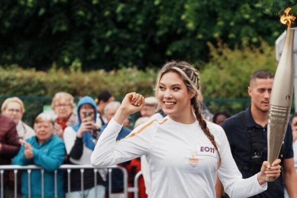 Gu Ailing Shines Bright Carrying Torch for Paris 2024 Olympics ✨ Gu_Ailing_Shines_Bright_Carrying_Torch_for_Paris_2024_Olympics__