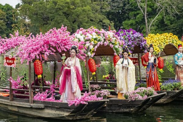 Guangzhou’s Floating Flower Market Blooms Ahead of Chinese New Year 🌸 Guangzhou_s_Floating_Flower_Market_Blooms_Ahead_of_Chinese_New_Year__