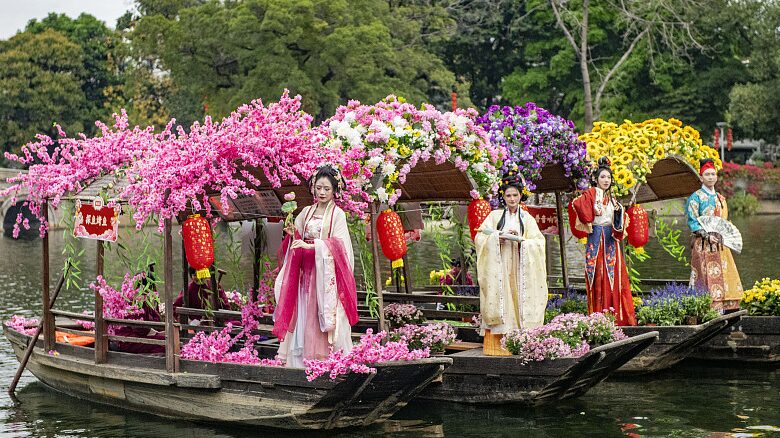 Guangzhou_s_Floating_Flower_Market_Blooms_Ahead_of_Chinese_New_Year__