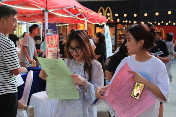 Guangzhou’s ‘Yeah’ Night Career Fair Lights Up Job Opportunities 🌃 Guangzhou_s__Yeah__Night_Career_Fair_Lights_Up_Job_Opportunities__ video poster