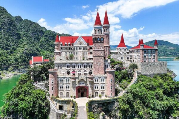 Guizhou’s Gothic Castle: A Fairytale Rising from Wanfeng Lake Guizhou_s_Gothic_Castle__A_Fairytale_Rising_from_Wanfeng_Lake