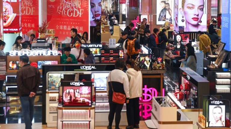Hainan’s Duty-Free Shopping Skyrockets Amid Spring Festival Travel 🎉 Hainan_s_Duty_Free_Shopping_Skyrockets_Amid_Spring_Festival_Travel__