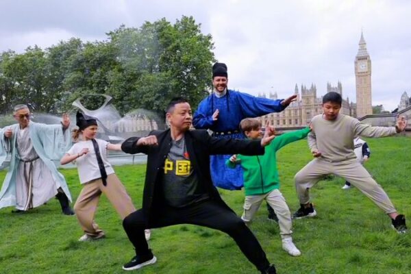 Hanfu-Clad Chinese Expatriates Introduce Baduanjin to Londoners Hanfu_Clad_Chinese_Expatriates_Introduce_Baduanjin_to_Londoners video poster