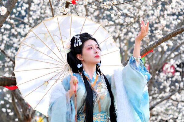 Hanfu Fashion Blooms in Spring: Young Chinese Embrace Traditional Style 🌸 Hanfu_Fashion_Blooms_in_Spring__Young_Chinese_Embrace_Traditional_Style__