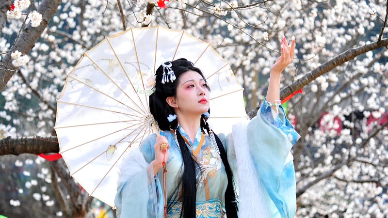 Hanfu_Fashion_Blooms_in_Spring__Young_Chinese_Embrace_Traditional_Style__ - News for amigos, by amigos Hanfu_Fashion_Blooms_in_Spring__Young_Chinese_Embrace_Traditional_Style__