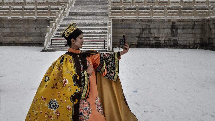 Hanfu_Fashion_Shines_in_Snow_at_Beijing_s_Forbidden_City
