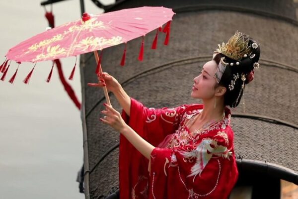 Hanfu Fever: How China’s Youth are Reviving Traditional Fashion Hanfu_Fever__How_China_s_Youth_are_Reviving_Traditional_Fashion video poster