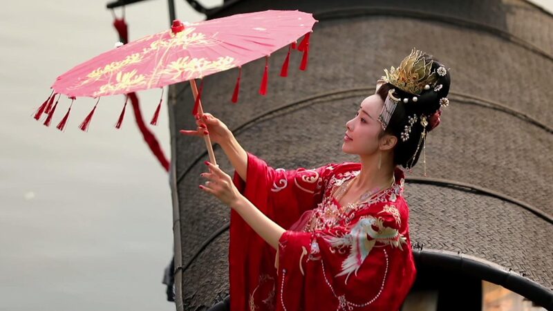 Hanfu_Fever__How_China_s_Youth_are_Reviving_Traditional_Fashion_poster - News for amigos, by amigos Hanfu_Fever__How_China_s_Youth_are_Reviving_Traditional_Fashion video poster