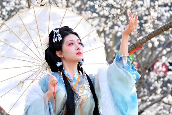 Hanfu Meets Cherry Blossoms: Yichang’s Enchanting Springtime Corridor Hanfu_Meets_Cherry_Blossoms__Yichang_s_Enchanting_Springtime_Corridor