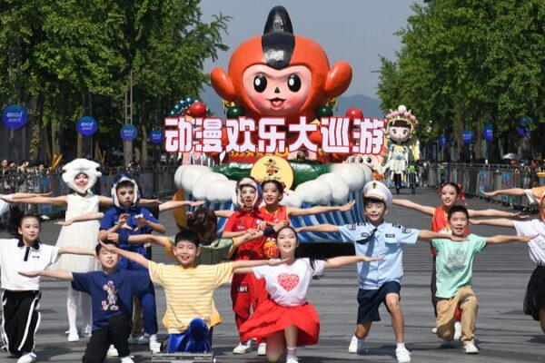 Hangzhou Kicks Off Cartoon Festival with Vibrant Lakeside Parade 🎉 Hangzhou_Kicks_Off_Cartoon_Festival_with_Vibrant_Lakeside_Parade__