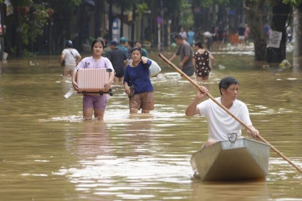 🌊 Hanoi’s Streets Flooded While Landslides Strike Northern Vietnam __Hanoi_s_Streets_Flooded_While_Landslides_Strike_Northern_Vietnam