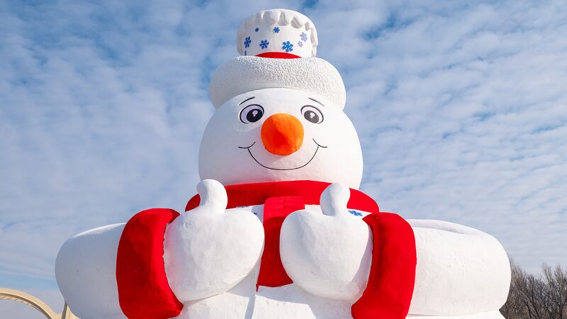 Harbin_s_Colossal_Snowman__Mr__Snowman__Welcomes_the_World_with_Open_Arms video poster