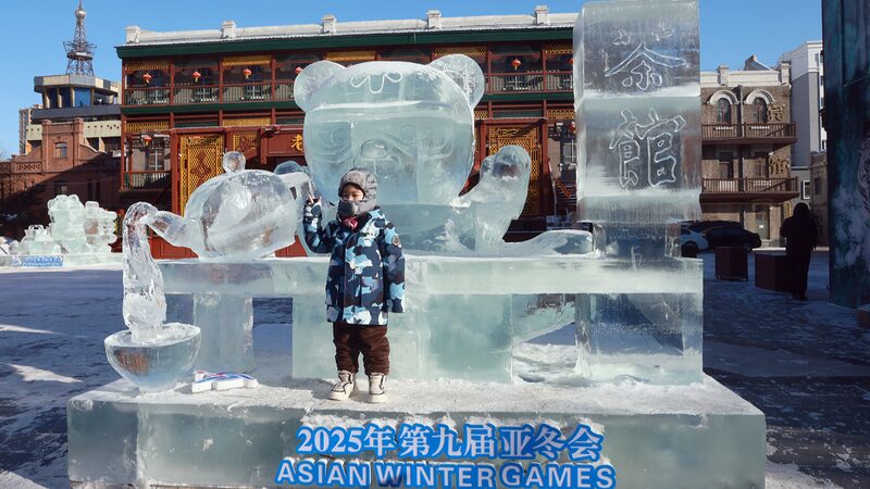 Harbin_s_Cool_New_Stars__Binbin___Nini_Ice_Sculptures_Wow_Visitors____ - News for amigos, by amigos Harbin_s_Cool_New_Stars__Binbin___Nini_Ice_Sculptures_Wow_Visitors____