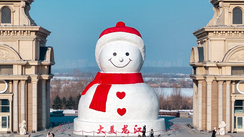 Harbin_s_Giant_Snowman_Lights_Up_Winter_Festivities_poster - News for amigos, by amigos Harbin_s_Giant_Snowman_Lights_Up_Winter_Festivities video poster