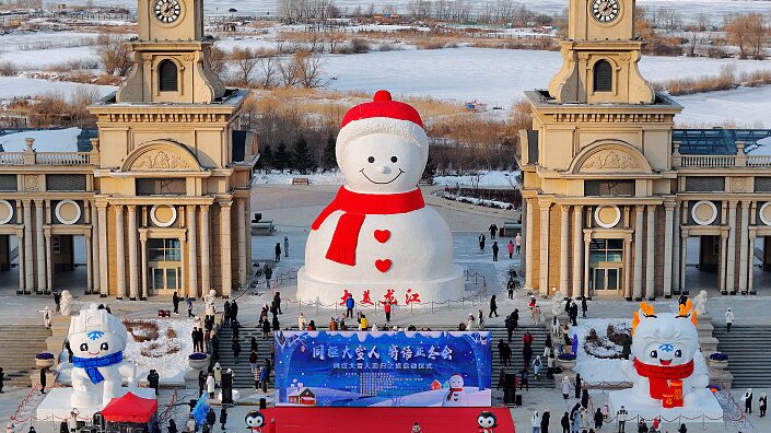 Harbin_s_Giant_Snowman_Returns_to_Delight_Visitors_____