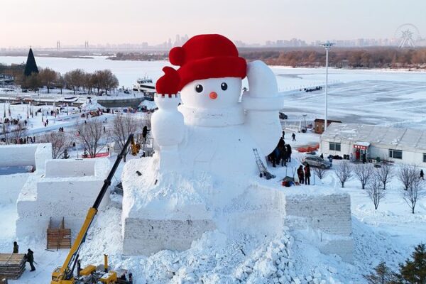 Harbin’s Giant Snowman: A 20-Meter Tall Winter Wonder Welcomes Visitors! ❄️⛄ Harbin_s_Giant_Snowman__A_20_Meter_Tall_Winter_Wonder_Welcomes_Visitors_____