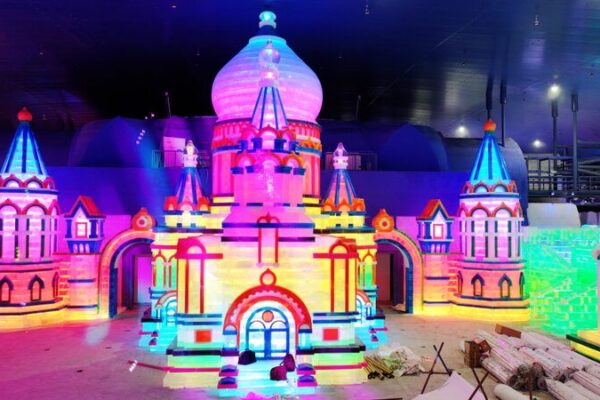 Harbin_s_Ice_World_Unveils_Stunning_Sculptures_of_City_Landmarks____