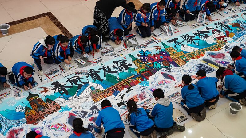 Harbin_s_Young_Artists_Paint_a_9_4_Meter_Tribute_to_Their_City__ - News for amigos, by amigos Harbin_s_Young_Artists_Paint_a_9_4_Meter_Tribute_to_Their_City__