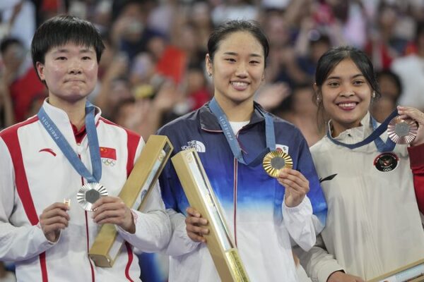 He Bingjiao’s Heartfelt Tribute to Injured Rival at Paris 2024 🏸 He_Bingjiao_s_Heartfelt_Tribute_to_Injured_Rival_at_Paris_2024__