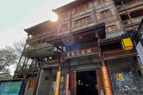Hejie Street in Changde: Ancient Vibes Meet Modern Life ✨ Hejie_Street_in_Changde__Ancient_Vibes_Meet_Modern_Life__