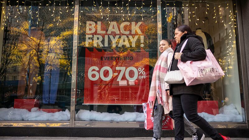 High_Prices_Deepen_U_S__Holiday_Spending_Divide_Between_Income_Groups