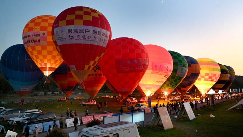 Hot_Air_Balloons_Light_Up_the_Night_Sky_in_Zhejiang___ - News for amigos, by amigos Hot_Air_Balloons_Light_Up_the_Night_Sky_in_Zhejiang___