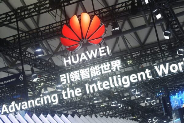 How Huawei Turned the Tables: U.S. Sanctions Backfire Big Time 🎯 How_Huawei_Turned_the_Tables__U_S__Sanctions_Backfire_Big_Time__