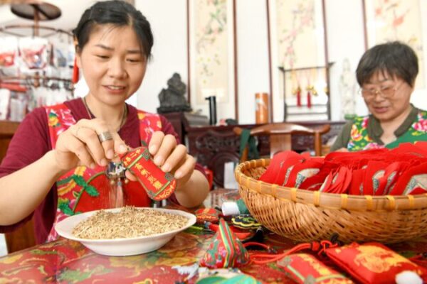 Huainan Residents Craft Fragrant Sachets for Dragon Boat Festival 🎋 Huainan_Residents_Craft_Fragrant_Sachets_for_Dragon_Boat_Festival__
