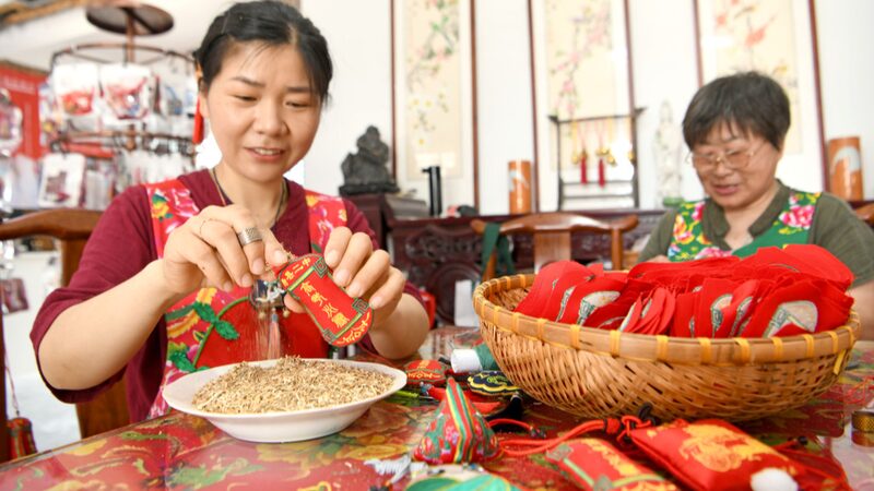Huainan_Residents_Craft_Fragrant_Sachets_for_Dragon_Boat_Festival__ - News for amigos, by amigos Huainan_Residents_Craft_Fragrant_Sachets_for_Dragon_Boat_Festival__