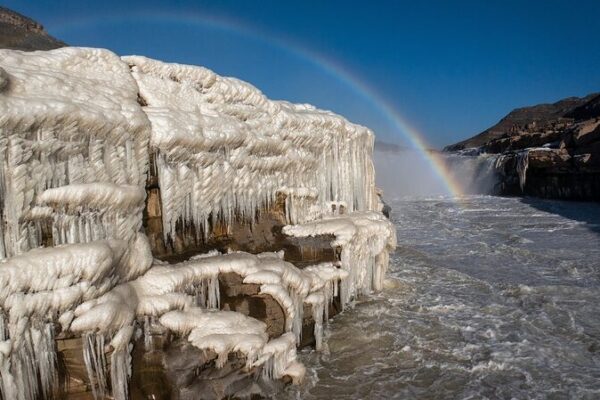Hukou Waterfall Turns Into a Frozen Wonderland, Wowing Tourists Hukou_Waterfall_Turns_Into_a_Frozen_Wonderland__Wowing_Tourists