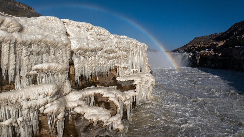 Hukou_Waterfall_Turns_Into_a_Frozen_Wonderland__Wowing_Tourists