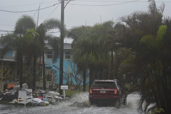 Hurricane Milton Slams into Florida: Tampa Bay Braces for Impact 🌪️ Hurricane_Milton_Slams_into_Florida__Tampa_Bay_Braces_for_Impact___ video poster