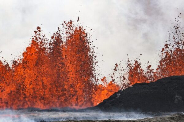 Iceland’s Volcano Erupts Again! Lava Threatens Grindavik and Blue Lagoon 🌋🔥 Iceland_s_Volcano_Erupts_Again__Lava_Threatens_Grindavik_and_Blue_Lagoon___