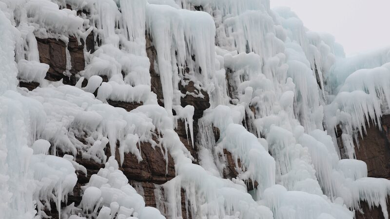 Icy_Wonderland__Frozen_Waterfalls_Dazzle_at_Xiangshan_Mountain___ - News for amigos, by amigos Icy_Wonderland__Frozen_Waterfalls_Dazzle_at_Xiangshan_Mountain___
