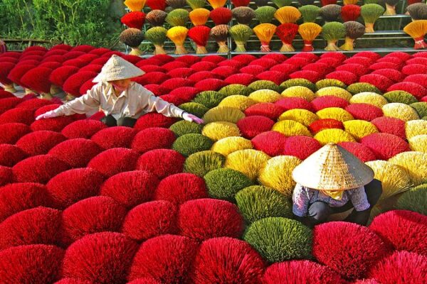 Incense Bundles Ignite Vietnam’s Quang Phu Cau Village with Color Incense_Bundles_Ignite_Vietnam_s_Quang_Phu_Cau_Village_with_Color