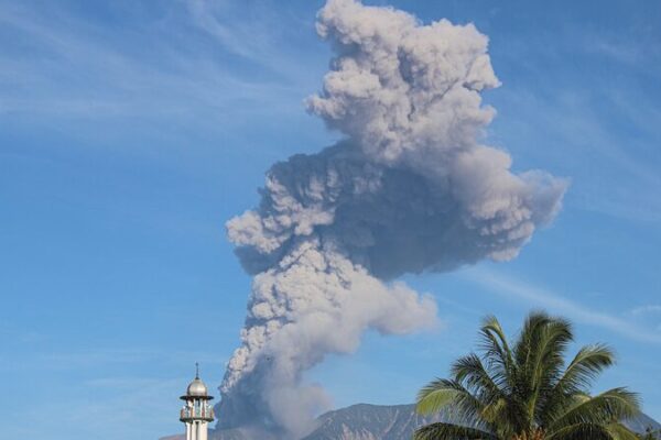 Indonesia’s Marapi Volcano Erupts, Spewing Ash and Hot Clouds 🌋 Indonesia_s_Marapi_Volcano_Erupts__Spewing_Ash_and_Hot_Clouds__