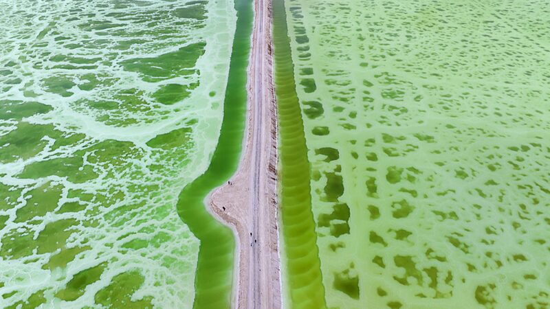 Jade_Lake__The_Emerald_Gem_Shimmering_in_Qinghai_s_Desert___ - News for amigos, by amigos Jade_Lake__The_Emerald_Gem_Shimmering_in_Qinghai_s_Desert___