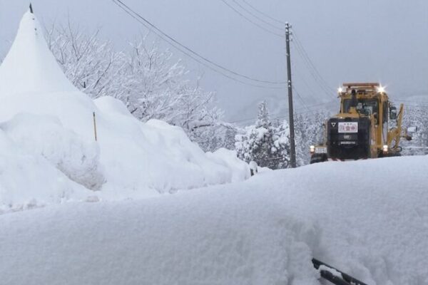 Japan’s Epic Snowstorm: Niigata Locals Battle the Snowpocalypse ❄️ Japan_s_Epic_Snowstorm__Niigata_Locals_Battle_the_Snowpocalypse___ video poster