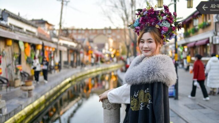 Jinan_s_Tourism_Thrives_Post_Festivals_with_Youth_Embracing_Traditions