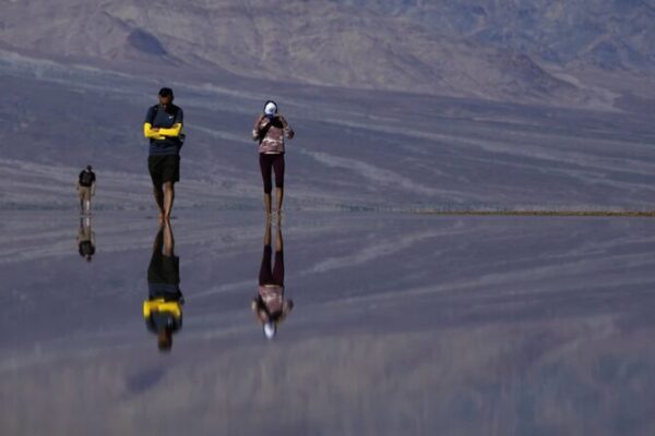 Kayakers Glide Through Rare Waters in Death Valley’s Lake Manly 🌊🚣♀️ Kayakers_Glide_Through_Rare_Waters_in_Death_Valley_s_Lake_Manly______