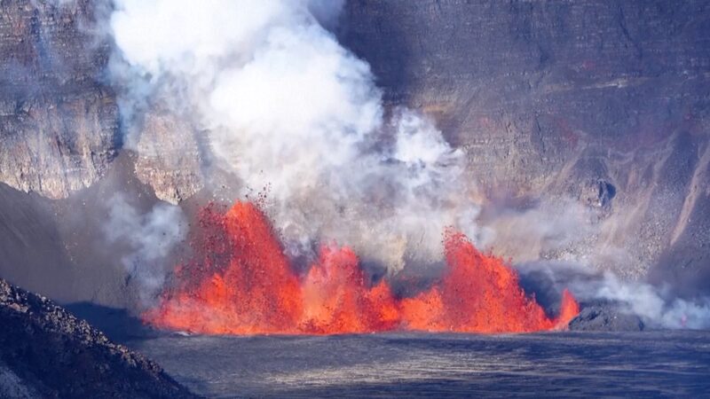 __Kilauea_Volcano_Erupts_for_Second_Day__Dazzling_Hawaii_with_Fiery_Show_ video poster