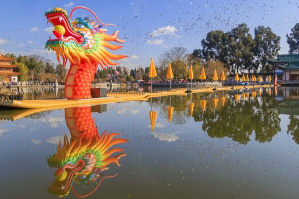 ✨ Kunming’s Lantern Spectacle: Dragons, Goddesses, and Fish Light Up Dianchi Night Sky! 🌙 __Kunming_s_Lantern_Spectacle__Dragons__Goddesses__and_Fish_Light_Up_Dianchi_Night_Sky___