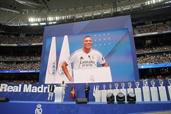 Kylian Mbappé Unveiled to Ecstatic Fans at Santiago Bernabéu Stadium 🎉 Kylian_Mbappe__Unveiled_to_Ecstatic_Fans_at_Santiago_Bernabe_u_Stadium__
