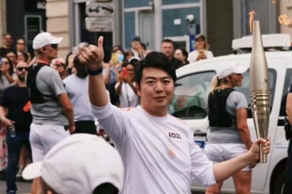 🎹 Lang Lang Lights Up Paris: Chinese Pianist Joins Olympic Torch Relay __Lang_Lang_Lights_Up_Paris__Chinese_Pianist_Joins_Olympic_Torch_Relay video poster