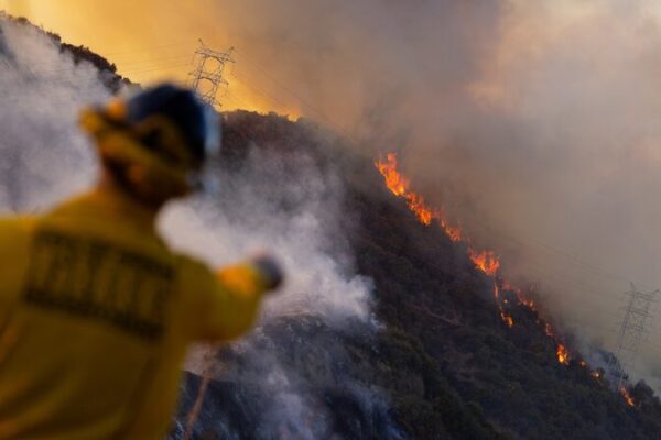 Los Angeles Fights Fierce Wildfires as High Winds Threaten Comeback 🔥🌪️ Los_Angeles_Fights_Fierce_Wildfires_as_High_Winds_Threaten_Comeback____